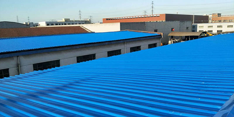 浙江某廠(chǎng)彩鋼瓦隔熱翻新工程施工現場(chǎng)