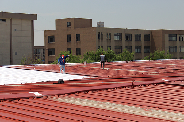 廠(chǎng)房彩鋼瓦屋面多久需要翻新一次？?jì)r(jià)格是多少？