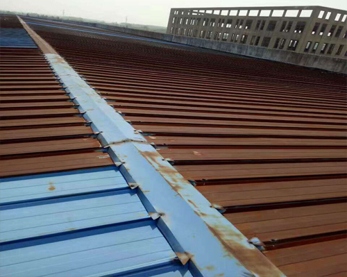 19000平米工廠(chǎng)彩鋼瓦除銹翻新大概什么價(jià)格